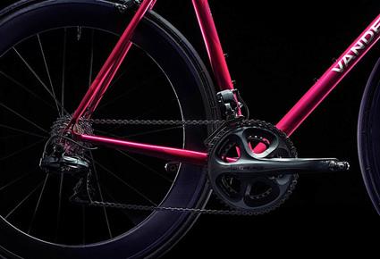 فانديك تكشف عن دراجة بلاست الزهرية